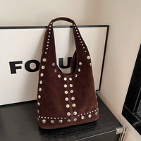 Sac à bandoulière hobo spacieux et souple en daim pour femme, idéal pour le quotidien, les voyages en extérieur, sac à main décontracté de haute qualité avec clous, sac sous le bras pour femme