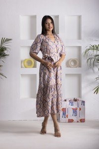 Vestido con estampado Mughal y dobladillo acampanado para mujer, con cuello con volantes en forma de V y cinturón separado para un estilo étnico elegante. - Product Image 5
