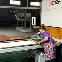 Machine de laminage de panneaux de porte en bois haute fréquence avec moteur 30KW et pression de 50/100T pour la fabrication de portes en bois