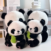 Großhandel Sitzender Panda Plüschtier Weiche Flauschige Panda-Stoffpuppe mit Bambussprossen für Sofa-Deko Kindergeburtstagsgeschenk
