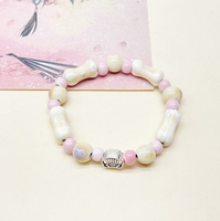 Une niche de bijoux en céramique de style chinois ancien et traditionnel avec un seul cercle d'ornements en porcelaine