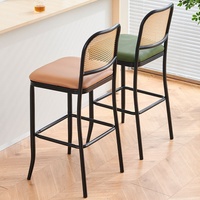 Tabouret de bar commercial de luxe de style nordique avec structure en fer forgé et dossier en osier personnalisé, idéal pour les salons de thé et restaurants