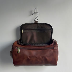 תיק רחצה מעור PU עמיד למים עם לוגו בהתאמה אישית ועם וו תלייה |   נרתיק קוסמטיקה יוקרתי לגברים ומאַרגֵן איפור - Product Image 3