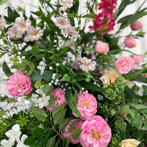 Arco de flores de pilar de aliento de bebé flores rosas fondo de boda en tonos verdes arco de flores artificiales - Product Image 4