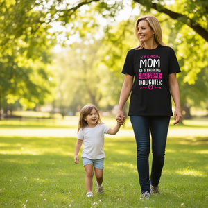Camiseta con estampado de Proud Mom Of A Freaking Awesome Daughter, color negro, unisex, para adultos, cuello redondo, manga corta - Product Image 3