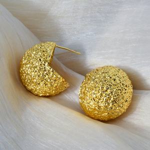 Pendientes de Diseño Exquisito con Textura Plegada, Pendientes de Botón Irregulares de Cobre Martillado, Pendientes de Lujo para Mujer - Product Image 5