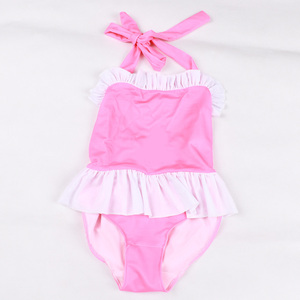 Costume da bagno intero rosa dolce per bambina con volant sul collo e fiocco, senza maniche - Product Image 1
