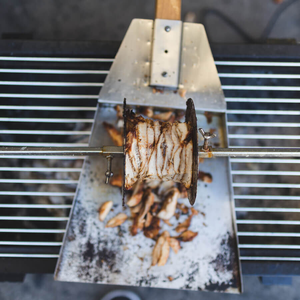 Pelle de découpe robuste en acier inoxydable 304 avec manche en bois, pour la préparation pratique de la viande lors de rôtisseries extérieures - Product Image 1