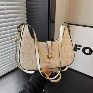 Sac croissant élégant Guesses à imprimé chaîne, sac bandoulière pour femme - Product Image 5