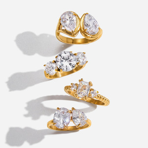 Bague en acier inoxydable plaqué or 18 carats avec zircon blanc, forme géométrique goutte d'eau, sertie à griffes, bijou unisexe pour fiançailles - Product Image 1