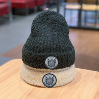 Vente en gros de bonnets en tricot épais unisexes personnalisés OEM en acrylique avec écussons Gorras Skully et logo personnalisé