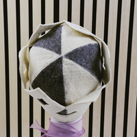 Gobierna la sauna como un rey con este gorro de lana pura que se sitúa en tu cabeza mientras el calor se doblega a tus pies.