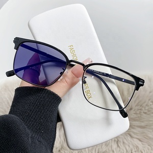 Lunettes Anti-Reflets 2026 pour Hommes Femmes, Blocage Lumière Bleue, Photochromiques, Monture Métal Sourcil Noir Or, Rectangulaires, UV400 - Product Image 4