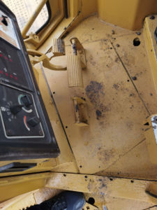 Bulldozer sur chenilles CAT D7R d'occasion, capacité de bêchage de 5,4 m, poids de 23 400 kg, système entièrement hydraulique, garantie 1 an pour travaux routiers et de construction de barrages - Product Image 6