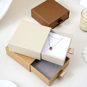 Boîte cadeau rigide portable personnalisée de couleur avec doublure en éponge et gaufrage pour bijoux, baume à lèvres, rouge à lèvres - Vente directe d'usine - Product Image 1
