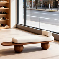 Banc-lit moderne Japandi en noyer massif avec pieds sphériques, coussin en bouclette crème et oreiller de soutien pour hôtel et villa