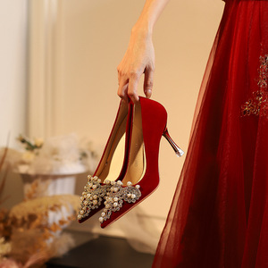 รองเท้าแต่งงานจีนสีแดงแบบปิดนิ้วเท้าประดับเพชรพลอย รุ่นใหม่ปี 2026 ส้นสูงแบบสวม ดีไซน์บางเฉียบ ทันสมัยสุดๆ - Product Image 3