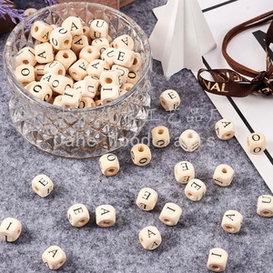 ลูกปัดไม้คิวบ์ขนาด10มม. จากโรงงานลูกปัดตัวอักษรสระไม้สำหรับงานฝีมือ DIY สร้อยข้อมือทำสร้อยคอ - Product Image 1