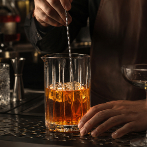 NOVARE - Vaso Mezclador de Cócteles Moderno de Vidrio sin Plomo de 730 ml, Jarra para Servir con Boquilla, Vaso Mezclador Profesional para <span class=keywords><strong>Bar</strong></span>, Coctelera Tallada - Product Image 4
