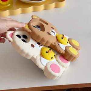 Nueva Funda para Teléfono con Diseño Creativo 3D de Pollo Amarillo Abrazable y Oso Relajado para iPhone 17 16 Pro Max 14 13, Carcasa Antigolpes - Product Image 2