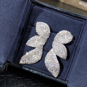 Boucles d'oreilles clous en or blanc E4782, forme végétale, micro-incrustation, bijoux de luxe pour femme, idéales pour les soirées - Product Image 3