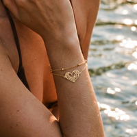 QIAOREN 11944 Bracelet tendance en filigrane en forme de cœur superposé, en acier inoxydable plaqué or 18 carats, avec chaîne satellite et motif cœur ajouré, bijoux
