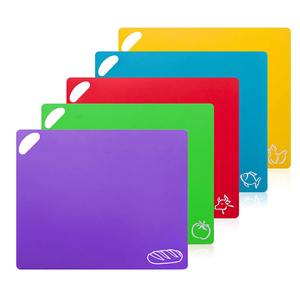 Alfombrilla de corte antideslizante de 6 piezas Alfombrillas de tabla de cortar flexibles de plástico con iconos de alimentos para carne y verduras - Product Image 1