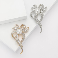 Bros Pin Bunga Berhias Rhinestone dengan Mutiara di Tengah dan Kelopak Berlilit untuk Blazer dan Gaun Wanita, 65x36mm, Emas Perak