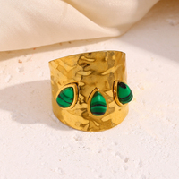 Dreamshow Bague Chevalière Martelée Malachite Bijoux en pierres précieuses étanches Bague en acier inoxydable plaqué or