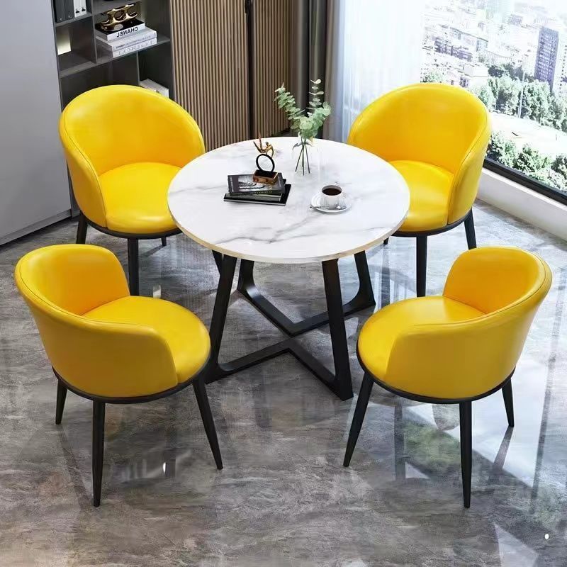 1 table pieds noirs+4 chaises cuir jaune