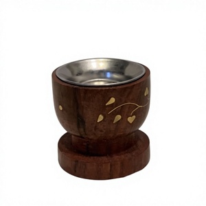 Porte-encens artisanal en bois d'acacia avec bol en acier inoxydable et incrustation de feuilles d'or - Product Image 1