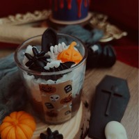 Bougie dessert artisanale en cire, parfumée au chocolat, avec garniture de crème glacée et fraises superposées, pour invités