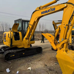 Petite pelle Komatsu PC56 utilisée pour les travaux municipaux et d'aménagement paysager, flexible et efficace - Product Image 1