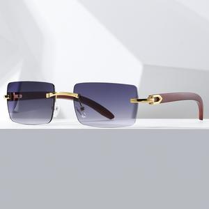 Vente en gros <span class=keywords><strong>Lunettes</strong></span> de soleil unisexes à verres dégradés Pieds miroir en <span class=keywords><strong>bois</strong></span> sans cadre <span class=keywords><strong>Lunettes</strong></span> de soleil mode confortables à monture PC brun doré UV400 - Product Image 1