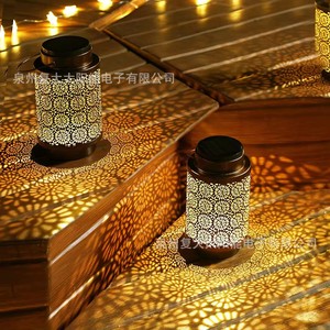 Lanterne solaire en fer pour extérieur, style rétro, découpe à points, décoration de jardin en métal, lumière suspendue, résistante à l'eau, LED - Product Image 1