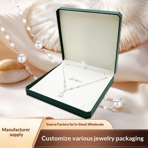 Set di Grandi Scatole Portagioie Quadrate Goffrate alla Moda per Anelli e Pendenti con Design Coperchio e Base - Product Image 2