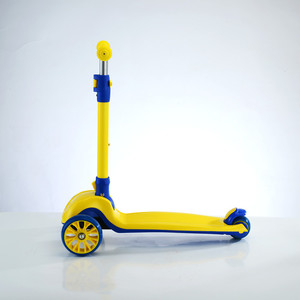 สกู๊ตเตอร์เด็ก สำหรับเด็กอายุ 1-12 ปี ปรับความสูงได้ พับเก็บได้ สามล้อ สีเหลือง สีฟ้า - Product Image 2