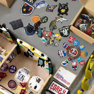 Best Verkochte Nfl Sport Emaille Pin American Football Met Team Logostempelmetaal Design Zwart Vernikkelen Ijzer-On Backing - Product Image 5