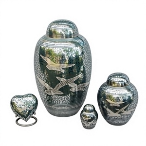 Urnes funéraires en laiton gravées motif oiseau « Retour à la maison », écologiques et durables, avec urnes souvenir pour cendres humaines - Product Image 1