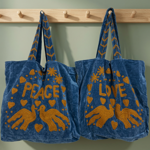 กระเป๋าโท้ทกำมะหยี่สีน้ำเงินสั่งทำขายส่ง พร้อมตัวอักษร LOVE และ PEACE สีทองเหลือง รูปหัวนกพิราบ หัวใจ และลายดอกไม้ปัก - Product Image 4