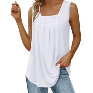 เสื้อแขนกุดคอเหลี่ยมสีพื้นสำหรับผู้หญิง พร้อมกางเกงยีนส์สีน้ำเงินสำหรับเดินเล่นในเมืองแบบสบายๆ - Product Image 1