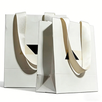 Sacs cadeaux en papier texturé pour emballage commercial, sacs à main portables en papier d'art avec votre propre logo pour vêtements