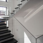 Poteau de main courante carré en acier inoxydable à montage latéral avec supports de barres et support de rail pour balcon et escalier extérieurs