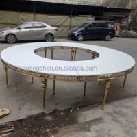 Vente en gros Table à manger ronde avec cadre en acier inoxydable doré Table de mariage en verre design pour événements