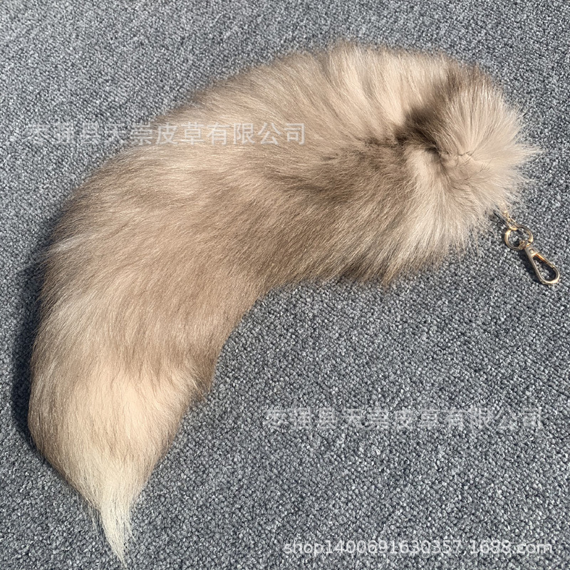 Cola de zorro perlada de aproximadamente 43 cm.