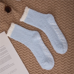 Chaussettes d'hiver pour femmes, antidérapantes, en velours corail, mi-mollet - Product Image 1