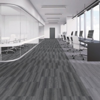 Dalles de moquette commerciales modernes en nylon 100 % pour bureaux, motif bouclé marron, format carré 25x100 50x50