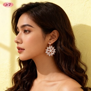 Pendientes de tuerca de latón chapado en oro de 18K con circonitas florales talladas en forma de corazón y pétalo, joyería para mujer para fiestas y citas, venta al por mayor - Product Image 4