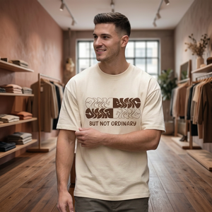 เสื้อยืดแขนสั้นสีครีมสำหรับผู้ชาย พิมพ์ลายตัวอักษรสีน้ำตาล คอกลม ทรงลำลอง ใส่สบาย ผ้าฝ้ายเจอร์ซีย์ 100% ระบายอากาศได้ดี - Product Image 6