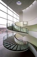 Escalier intérieur courbé artistique de luxe en promotion avec éclairage LED, marches en marbre et bois, et garde-corps en verre pour villa